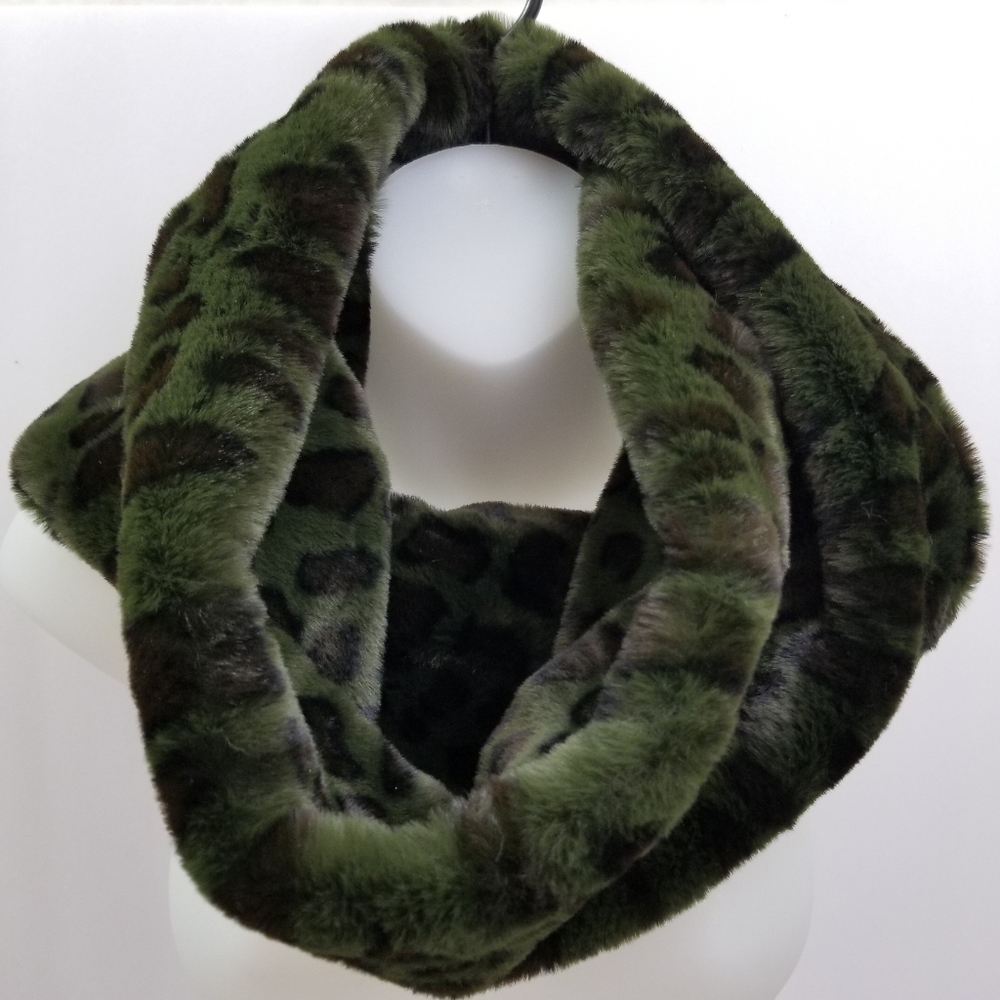 Faux Fur Leopard Print Infinity Collar - Picture 5 of 5